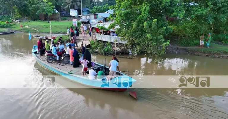 নৌকা দিয়ে নদী পারাপার করা হয়